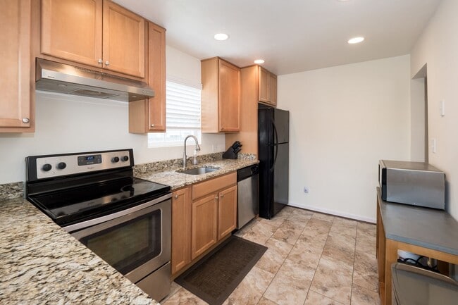 Building Photo - Immaculate 3 bedroom 2 bath bungalow at Oc...