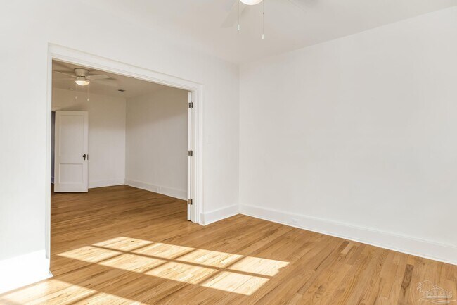 Building Photo - 1515 E Lakeview Ave