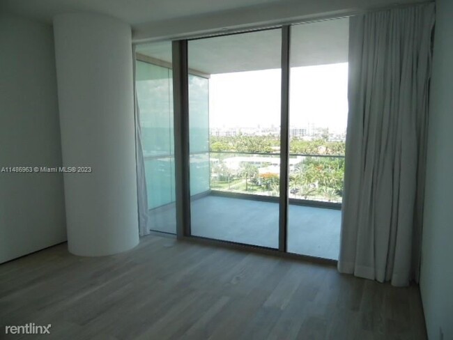 Building Photo - 2 br, 2.5 bath Condo - 10203 Collins Ave U...