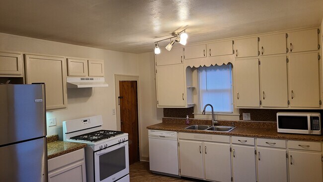 Building Photo - 422 N Ottokee St