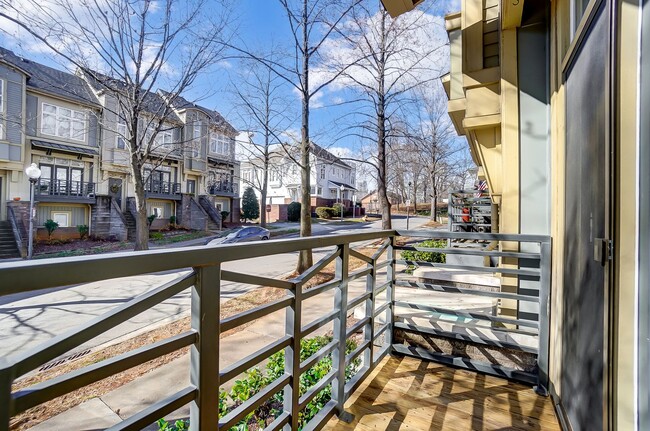 Building Photo - Beautiful Townhome in First Ward!