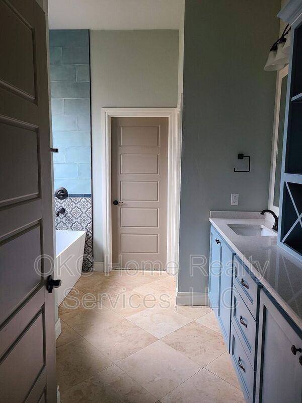 Building Photo - 4800 Hambletonian Ln