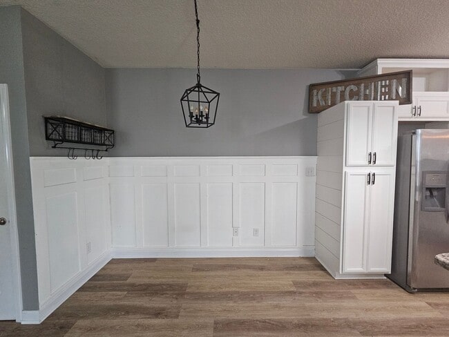 Building Photo - Spacious & Renovated 3 Bed Townhome w/ Garage