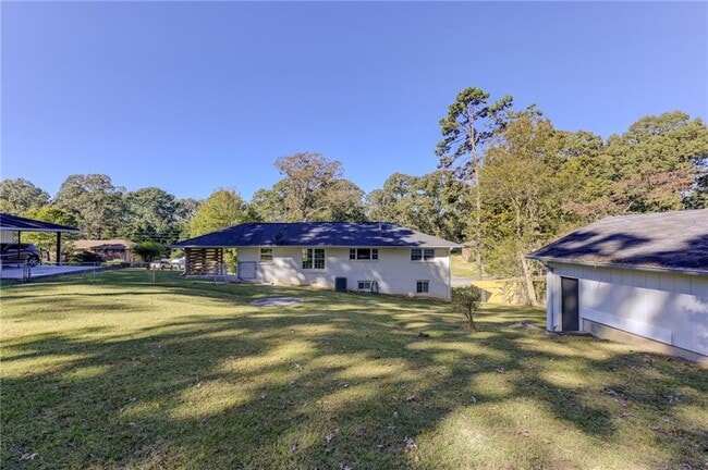 Building Photo - 2325 Elmwood Cir SE