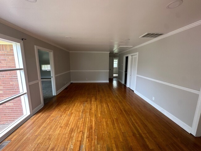 Building Photo - 1370 Farley Dr