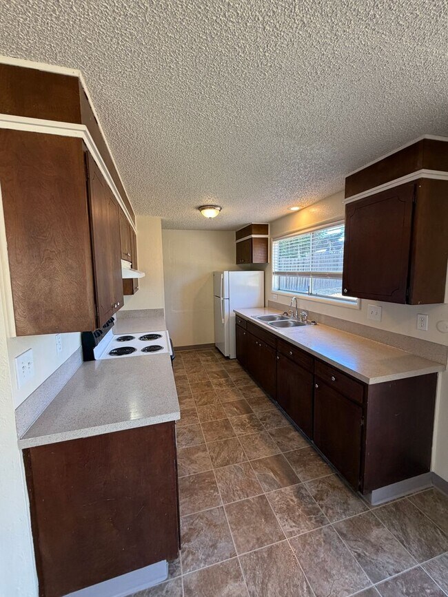 Building Photo - (473) Walnut Duplex - 2 Bedroom / 1 Bathroom