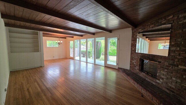 Building Photo - Sherman Oaks 3+2 w/appliances, wood floors...