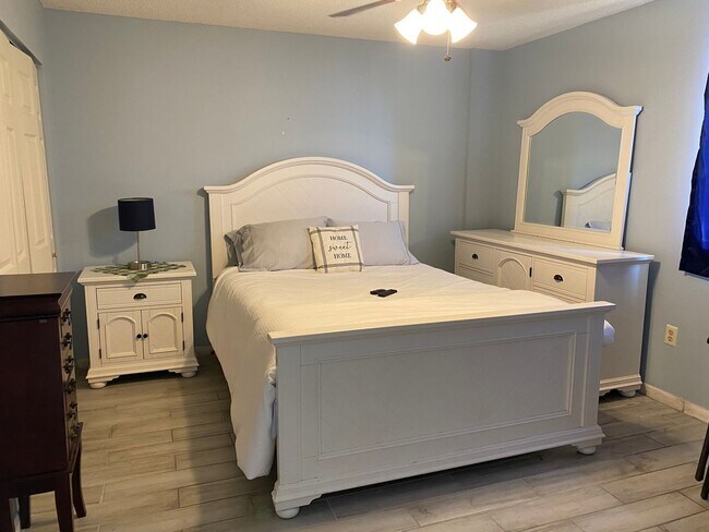 Building Photo - 1 bedroom 1 bathroom furnished condo