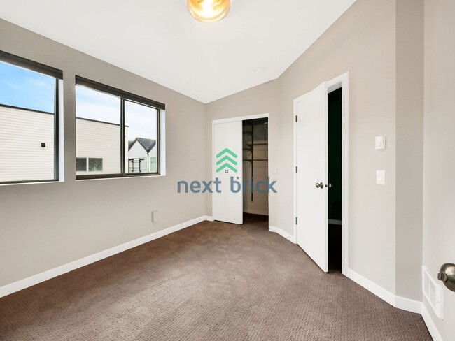 Building Photo - 3 Bed 2 Bath Townhome for Rent!