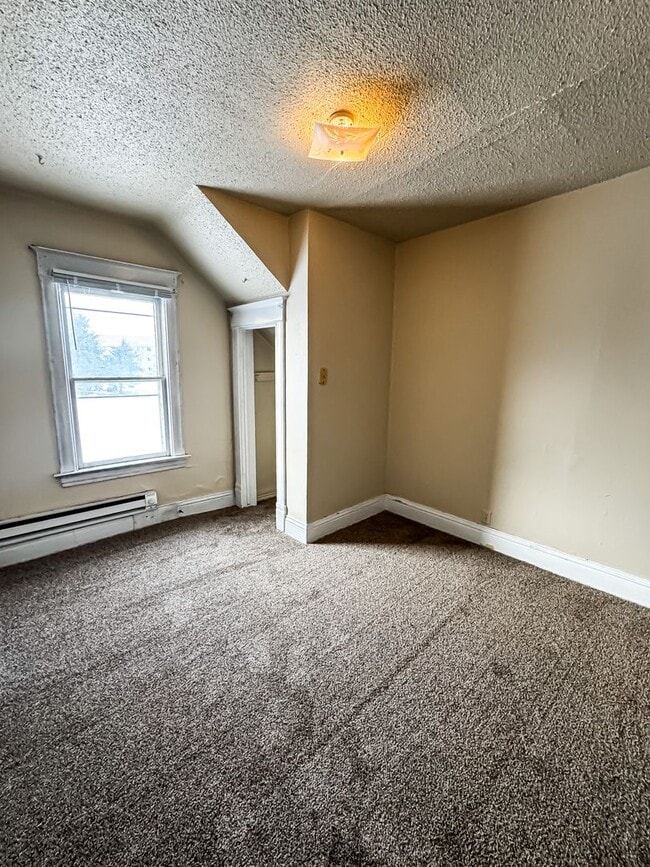 Building Photo - 5 Bed 2 Bath Single Family Home!