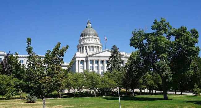 Building Photo - 665 Columbus St E