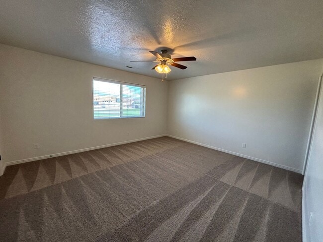 Building Photo - SPACIOUS TOWNHOME AVAILABLE FOR RENT