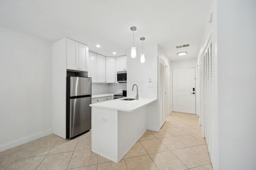 Building Photo - Innovo Hyde Park