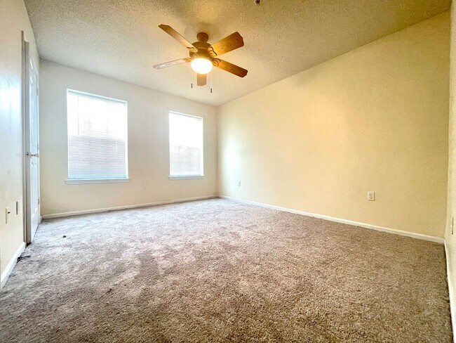 Building Photo - 2B/2B Unfurnished Condo near Beach in the Heart of Destin!