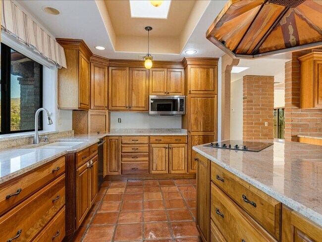 Building Photo - 4 bedroom 2.5 Bath