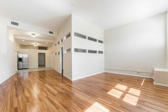 Building Photo - 2122 W Grand Ave