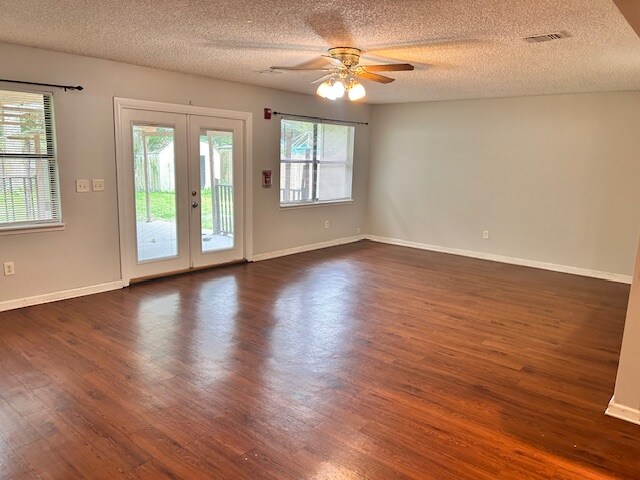 Building Photo - 4294 Tanglewilde Dr S