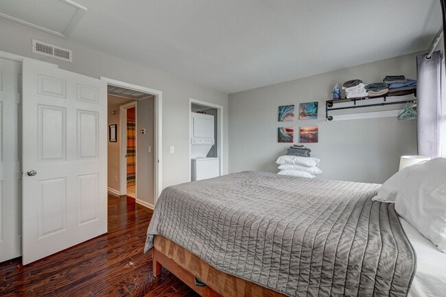 Building Photo - 1 bedroom 1 Bath Beside UNCW
