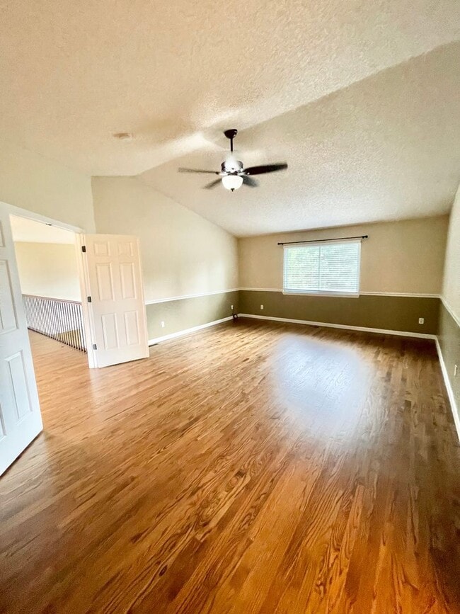 Building Photo - Large Clean Home in Aurora