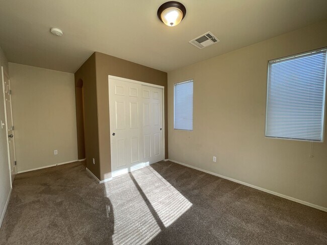 Building Photo - Spacious 3-Bedroom Home in the Northwest L...