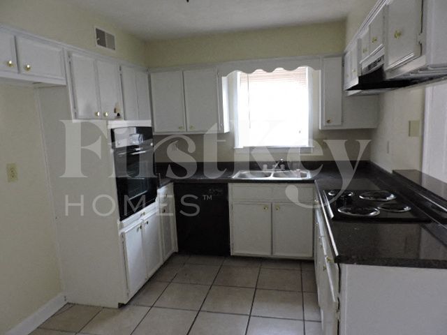 Building Photo - 3347 Bluemont Dr