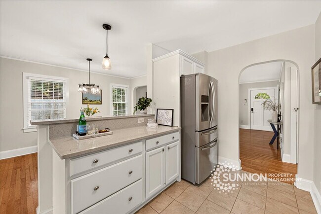 Building Photo - Adorable 3 Bedroom in Plaza Midwood Close to Everything