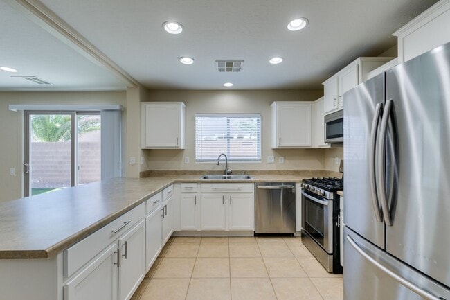 Building Photo - Upgraded spacious 4bedroom home near Mountains Edge!