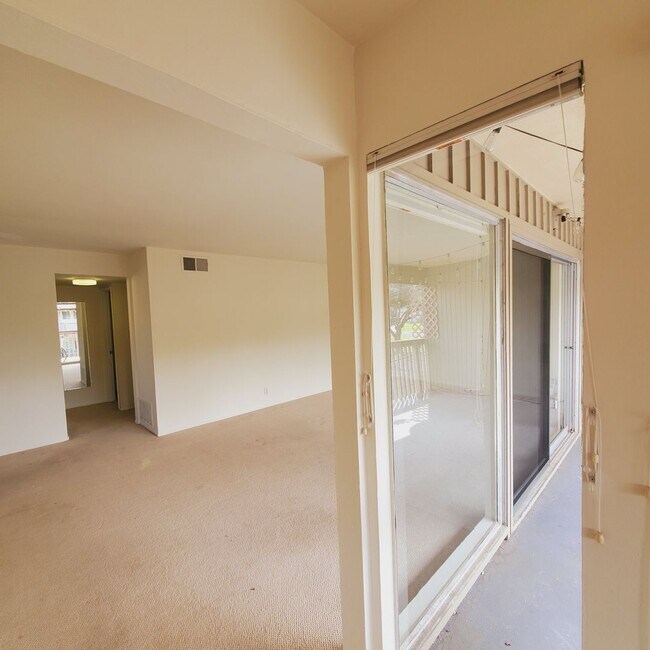 Building Photo - Pinole Crest 2 bedroom/2 bath Condo ~Light...