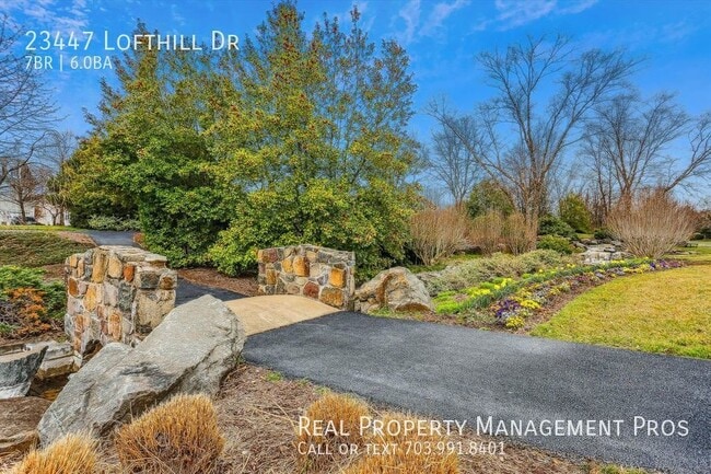 Building Photo - Beautifully Maintained 7 Bedroom 6 Bath Ho...