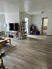 Building Photo - Large sun-lit 1 bedroom in heart of Shadyside