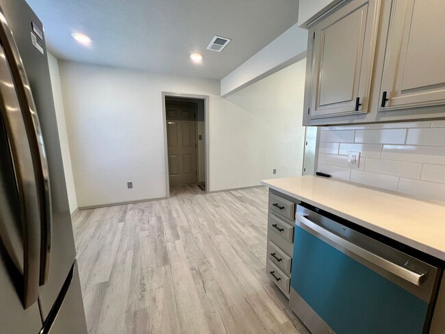 Building Photo - Beautifully Remodeled Duplex Available NOW!