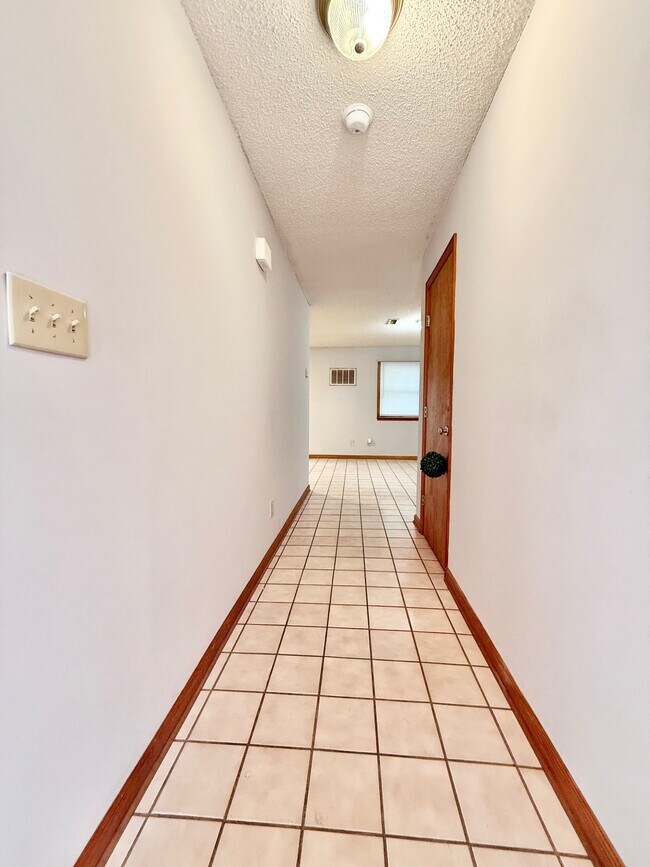 Building Photo - 103 Mountain View Dr