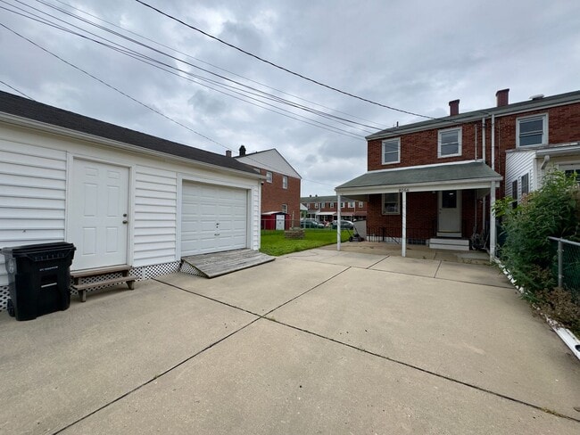 Building Photo - 8166 Del Haven Rd