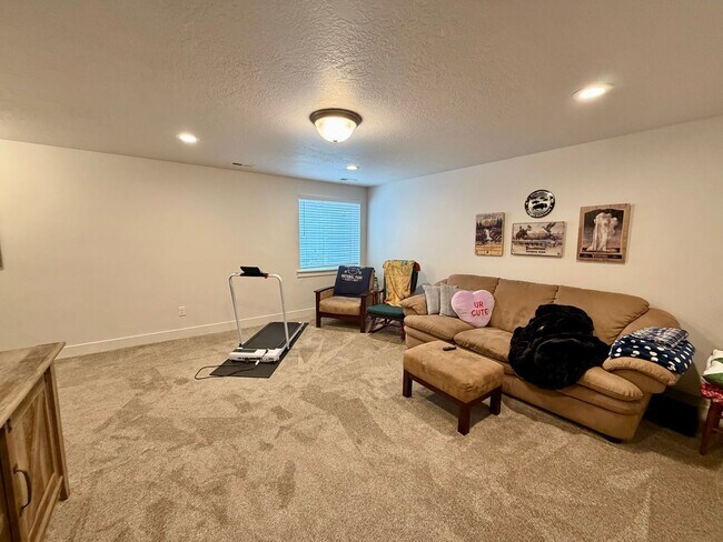 Building Photo - Gorgeous Like-New Townhome