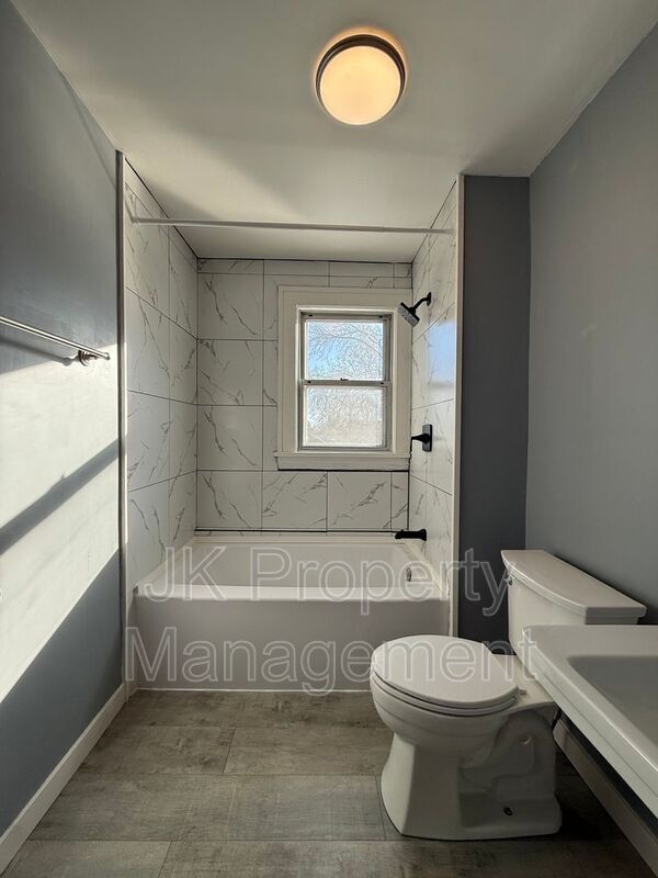 Building Photo - 1512 3rd Ave N