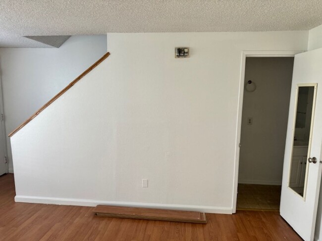 Building Photo - 2 BEDROOM TOWNHOME NEAR NORTH MEDFORD HIGH...