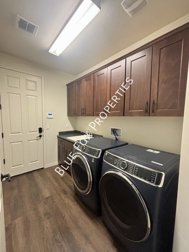 Building Photo - 8454 N Lone Ranger Rd