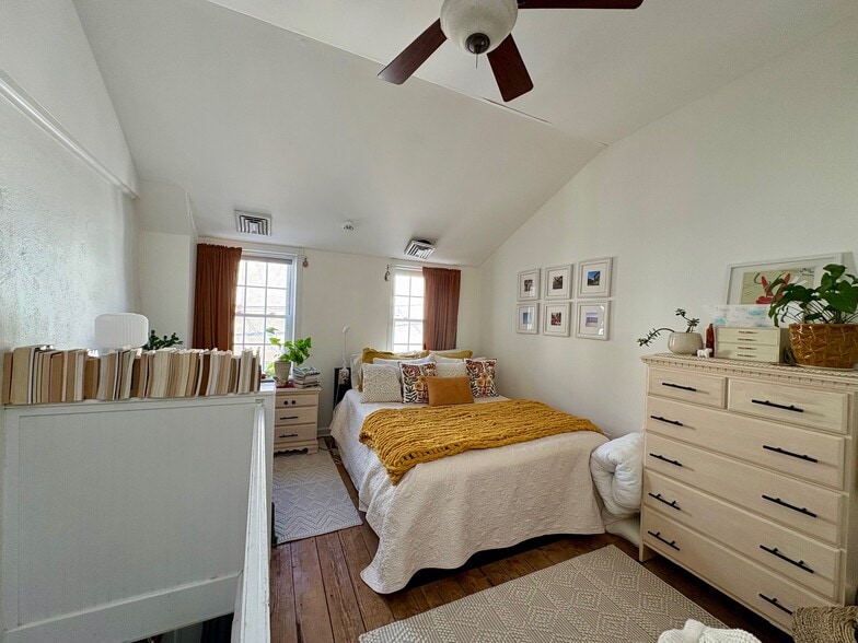 Building Photo - 706 Sears St