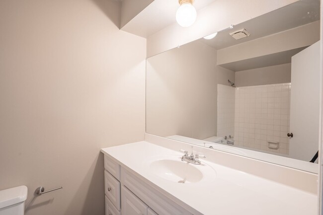 Building Photo - 2 Bed / 2 Bath Condo in Central Tulsa!