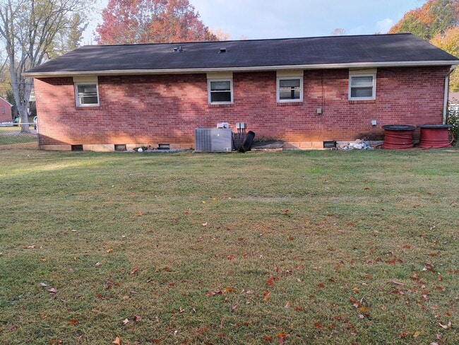 Building Photo - 3 Bedroom / 1 Bath Brick Ranch Home  Johnson City, TN