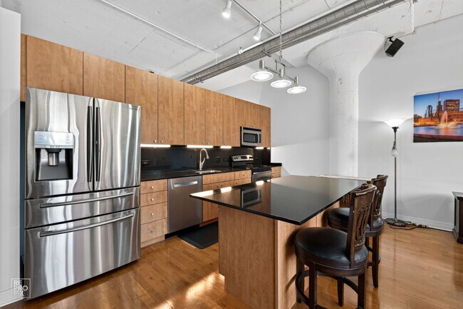 Building Photo - 565 W Quincy St
