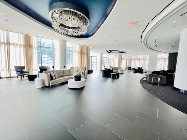 Building Photo - 851 NE 1st Ave