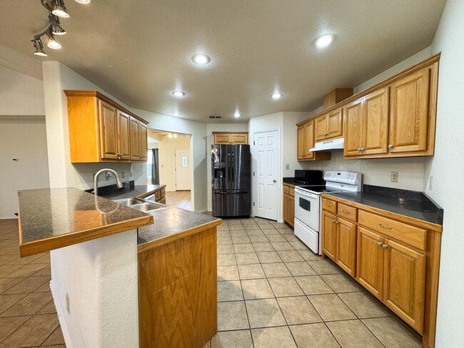 Building Photo - 123 La Paloma Dr