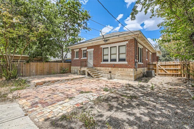 Building Photo - Unique craftsman home!