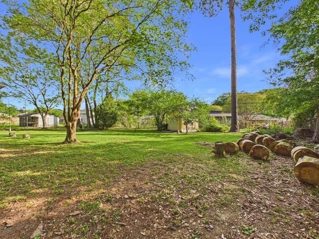 Building Photo - COMING SOON! Charming Cottage in the Center of Town