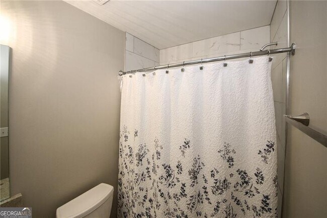 Building Photo - 121 Stoneforest Dr
