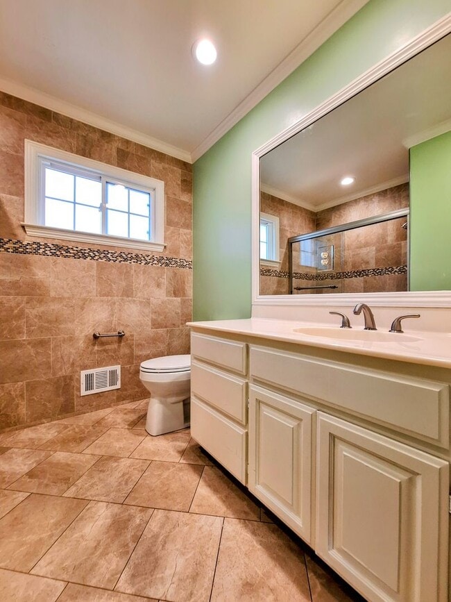 Building Photo - Charming Single Story 3bd House with Large Yard!