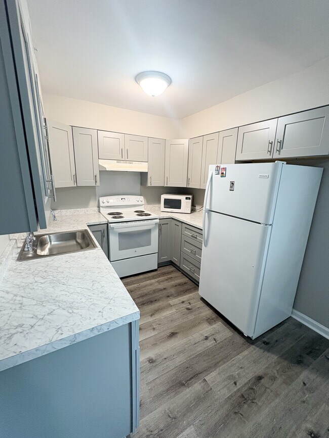 Building Photo - 1100 Skyland Dr