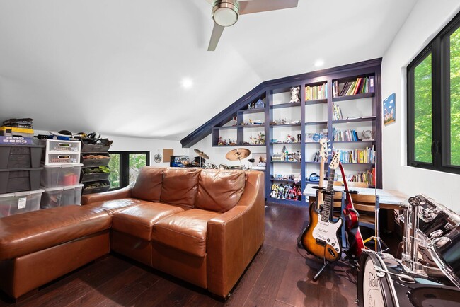 Building Photo - 18425 Long Lake Dr