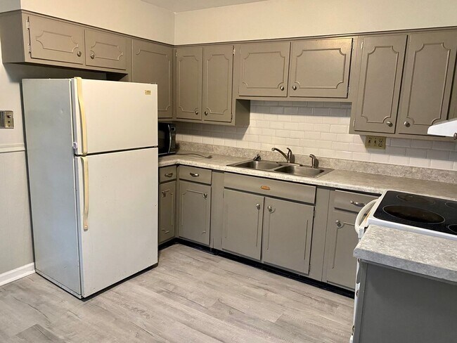 Building Photo - Quaint One Bedroom Apartment